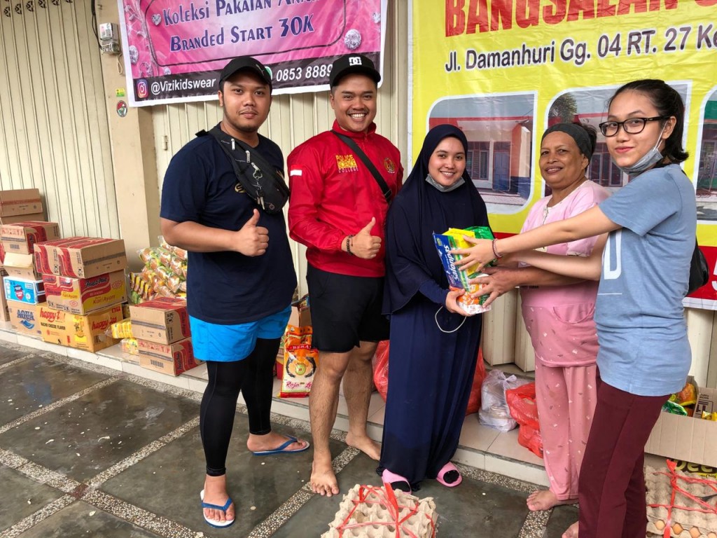 Tak Berada di Samarinda, Putri Walikota Tetap Bagikan Bantuan Korban Banjir  **Yayasan Anugrah Lentera Cinta, Smansa Angkatan 57 dan Nadwa Holeesa Kompak Peduli