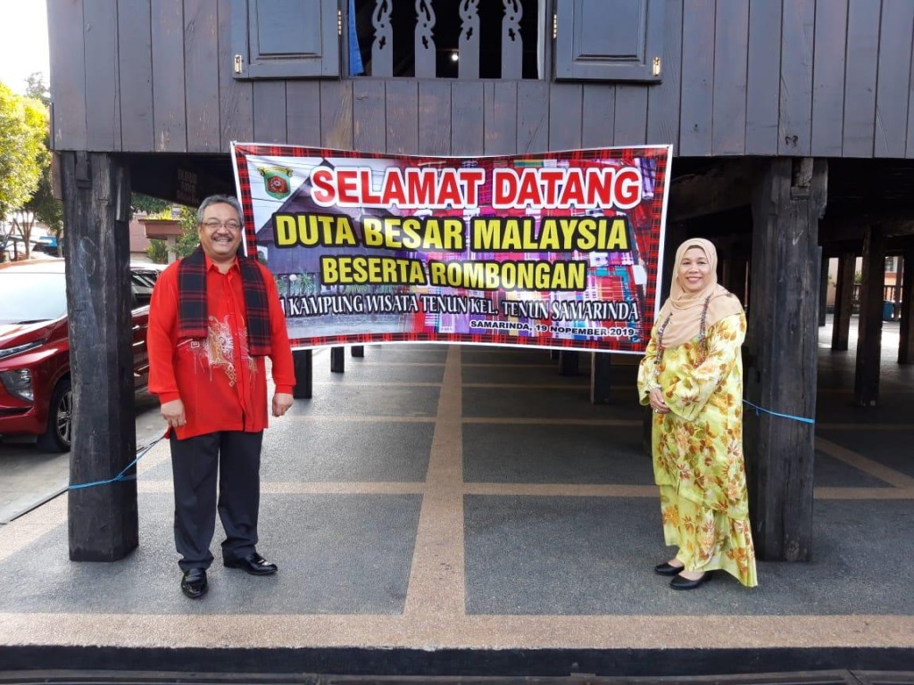 Kunjungi Kampung Tenun, Rombongan Dubes Malaysia Borong Aneka Produk Sarung Samarinda