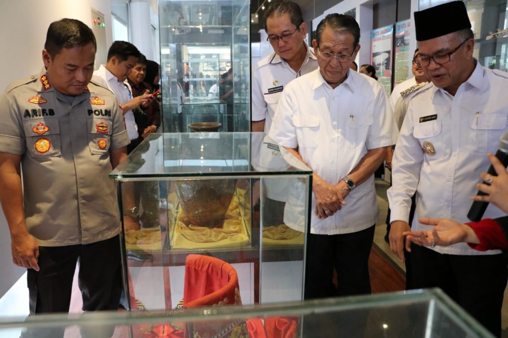 Said Sjafran 14 Guci, Awang Dharma Hibahkan Foto Bahari untuk Museum