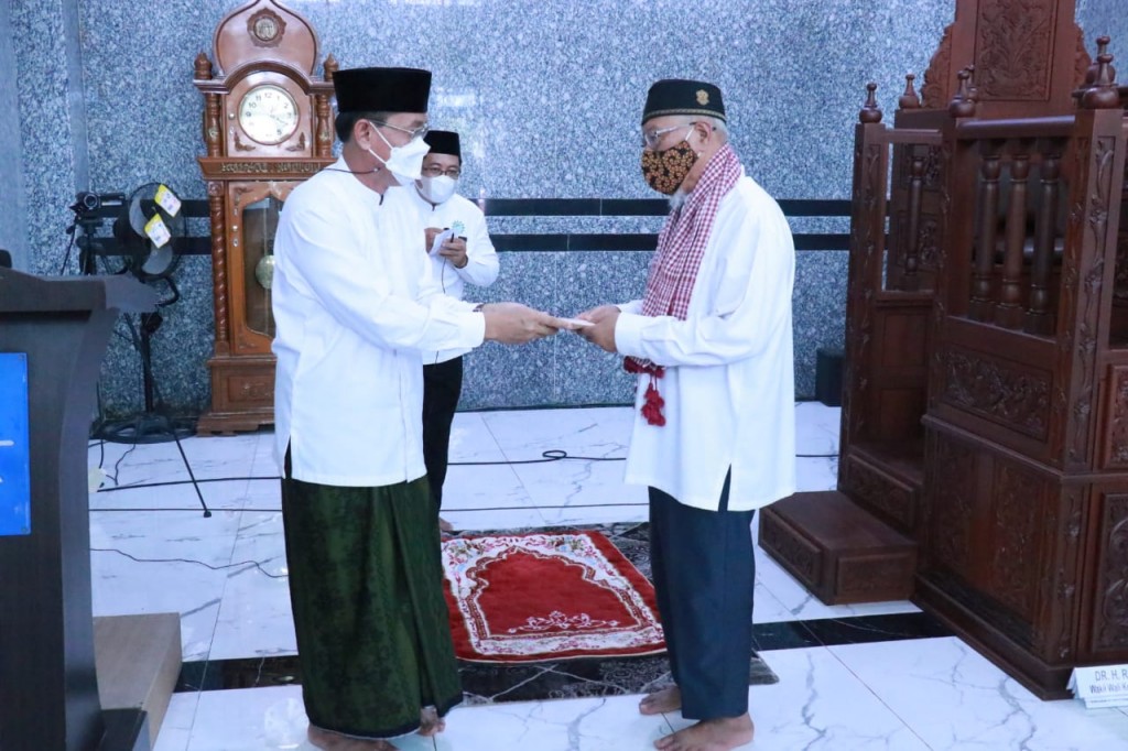 Safari Jumat, Wawali Serahkan Zakat ASN Pemkot Samarinda