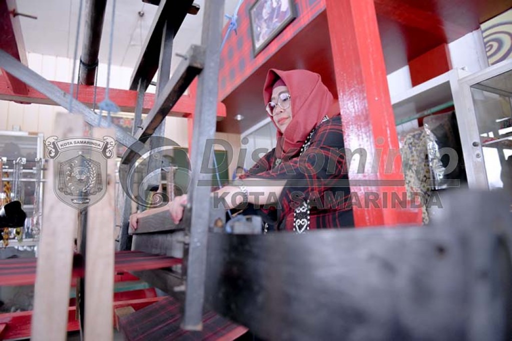 Tinjau Perajin Lokal, Ketua Dekranasda Kota Samarinda Tekankan Kualitas Produk