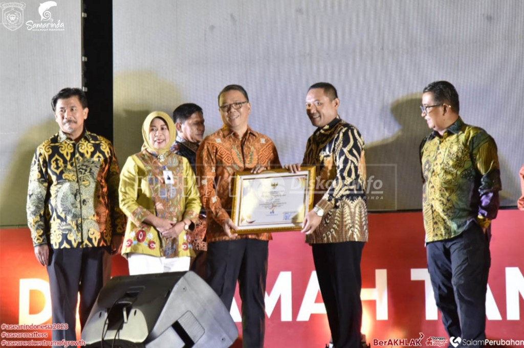 Sekda Kota Samarinda Terima Penghargaan Dimalam Ramah Tamah HUT - 67 Provinsi Kalimantan Timur