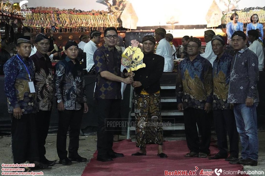 Buka Pagelaran Wayang Kulit HUT Kelurahan Rawa Makmur dan Bersih Desa, Andi Harun Bangga dengan Kekompakan Warga