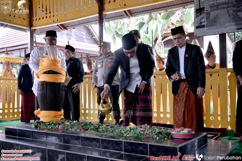 Wali Kota Samarinda Ziarah ke Makam Pendiri Kota Samarinda, Kenang Jasa La Mohang Daeng Mangkona