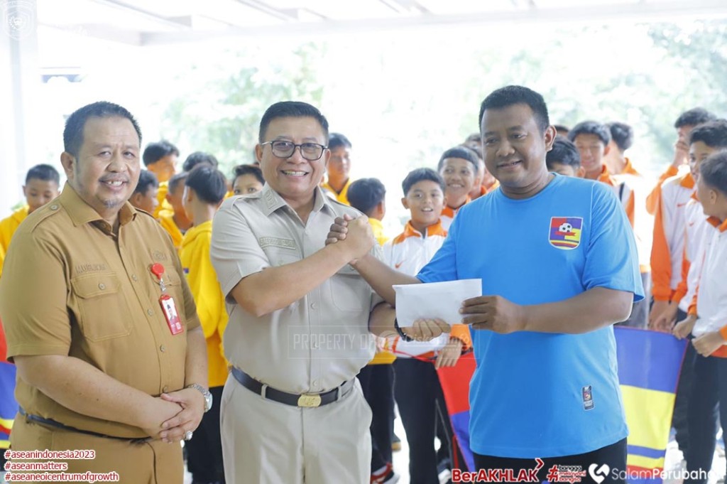 Lepas Tim SSB Samkot U-13 & U-14 Menuju Surabaya, Wawali Saefuddin Pesan Junjung Tinggi Sportivitas
