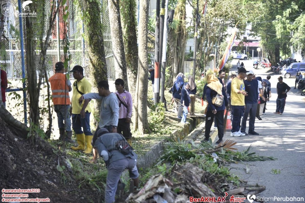 ASN Pemkot Samarinda Kerja Bakti di Beberapa Ruas Jalan Kota Samarinda